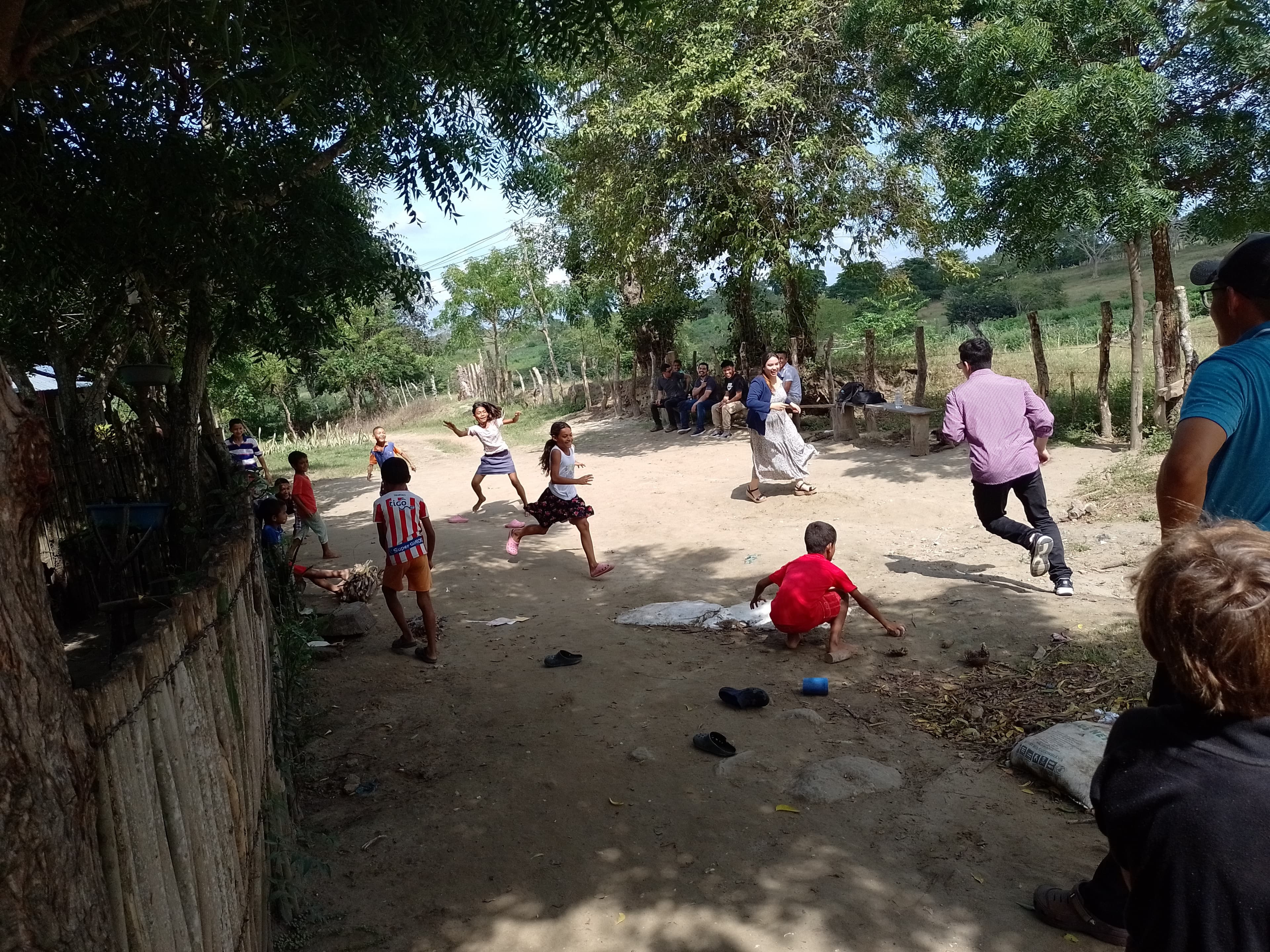 Jugando, viaje misionero, Bolívar, Colombia, 2022